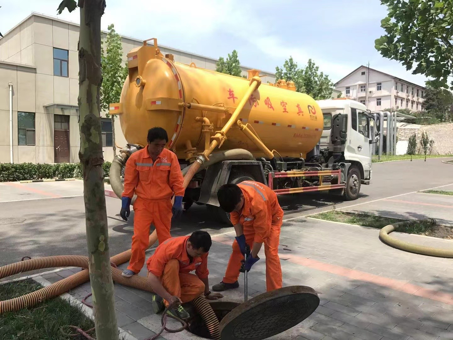 矿区化粪池清理与5-8吨吸粪车施工效率分析